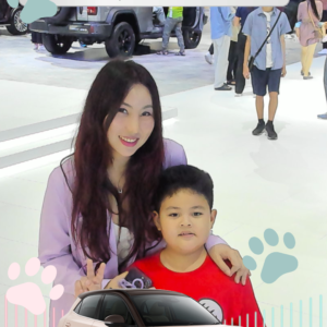 บริการจำหน่ายและเช่า PHOTOBOOTH INTERACTIVE AR+ พัฒนาระบบและออกแบบกราฟิกให้ตรงกับแบรนด์สินค้าและบริการของลูกค้าได้ ประหยัดงบการพัฒนาระบบใหม่และระยะเวลาในการดำเนินงาน เหมาะสำหรับกิจกรรมงานแต่ง งานเปิดตัวสินค้า งานออกบูธแสดงสินค้าและบริการ โดยความพิเศษของ Photobooth Interactive AR + ดังนี้ เล่นง่ายด้วยระบบจอสัมผัส สามารถ Detect เป็น AR สามารถ Tie-in รูปสินค้า โลโก้ และ รูปต่างๆที่เกี่ยวข้องกับธีมงานได้ สามารถทำเกมเล่นร่วมกับ Photobooth AR ได้ Dicut Background ตัดฉากพื้นหลัง แล้วแทรกภาพให้เข้ากับธีมงานได้ ออกแบบเฟรม ประกอบภาพหรือวิดีโอได้ สามารถบันทึกได้ทั้งไฟล์ภาพนิ่งและคลิปวิดีโอสั้นได้ สามารถ Download ภาพหรือคลิปวิดีโอที่เล่นได้ผ่านออนไลน์ โดยการสแกน QR Code ในการดาวน์โหลด เพื่อง่ายต่อการแชร์ให้ผู้ร่วมงาน สามารถสั่งปริ้นรูปหน้างานได้