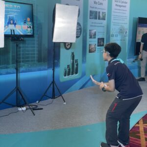 บริการจำหน่ายและเช่า PHOTOBOOTH INTERACTIVE AR+ พัฒนาระบบและออกแบบกราฟิกให้ตรงกับแบรนด์สินค้าและบริการของลูกค้าได้ ประหยัดงบการพัฒนาระบบใหม่และระยะเวลาในการดำเนินงาน เหมาะสำหรับกิจกรรมงานแต่ง งานเปิดตัวสินค้า งานออกบูธแสดงสินค้าและบริการ โดยความพิเศษของ Photobooth Interactive AR + ดังนี้ เล่นง่ายด้วยระบบจอสัมผัส สามารถ Detect เป็น AR สามารถ Tie-in รูปสินค้า โลโก้ และ รูปต่างๆที่เกี่ยวข้องกับธีมงานได้ สามารถทำเกมเล่นร่วมกับ Photobooth AR ได้ Dicut Background ตัดฉากพื้นหลัง แล้วแทรกภาพให้เข้ากับธีมงานได้ ออกแบบเฟรม ประกอบภาพหรือวิดีโอได้ สามารถบันทึกได้ทั้งไฟล์ภาพนิ่งและคลิปวิดีโอสั้นได้ สามารถ Download ภาพหรือคลิปวิดีโอที่เล่นได้ผ่านออนไลน์ โดยการสแกน QR Code ในการดาวน์โหลด เพื่อง่ายต่อการแชร์ให้ผู้ร่วมงาน สามารถสั่งปริ้นรูปหน้างานได้