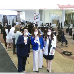 บริการจำหน่ายและเช่า PHOTOBOOTH INTERACTIVE AR+ พัฒนาระบบและออกแบบกราฟิกให้ตรงกับแบรนด์สินค้าและบริการของลูกค้าได้ ประหยัดงบการพัฒนาระบบใหม่และระยะเวลาในการดำเนินงาน เหมาะสำหรับกิจกรรมงานแต่ง งานเปิดตัวสินค้า งานออกบูธแสดงสินค้าและบริการ โดยความพิเศษของ Photobooth Interactive AR + ดังนี้ เล่นง่ายด้วยระบบจอสัมผัส สามารถ Detect เป็น AR สามารถ Tie-in รูปสินค้า โลโก้ และ รูปต่างๆที่เกี่ยวข้องกับธีมงานได้ สามารถทำเกมเล่นร่วมกับ Photobooth AR ได้ Dicut Background ตัดฉากพื้นหลัง แล้วแทรกภาพให้เข้ากับธีมงานได้ ออกแบบเฟรม ประกอบภาพหรือวิดีโอได้ สามารถบันทึกได้ทั้งไฟล์ภาพนิ่งและคลิปวิดีโอสั้นได้ สามารถ Download ภาพหรือคลิปวิดีโอที่เล่นได้ผ่านออนไลน์ โดยการสแกน QR Code ในการดาวน์โหลด เพื่อง่ายต่อการแชร์ให้ผู้ร่วมงาน สามารถสั่งปริ้นรูปหน้างานได้